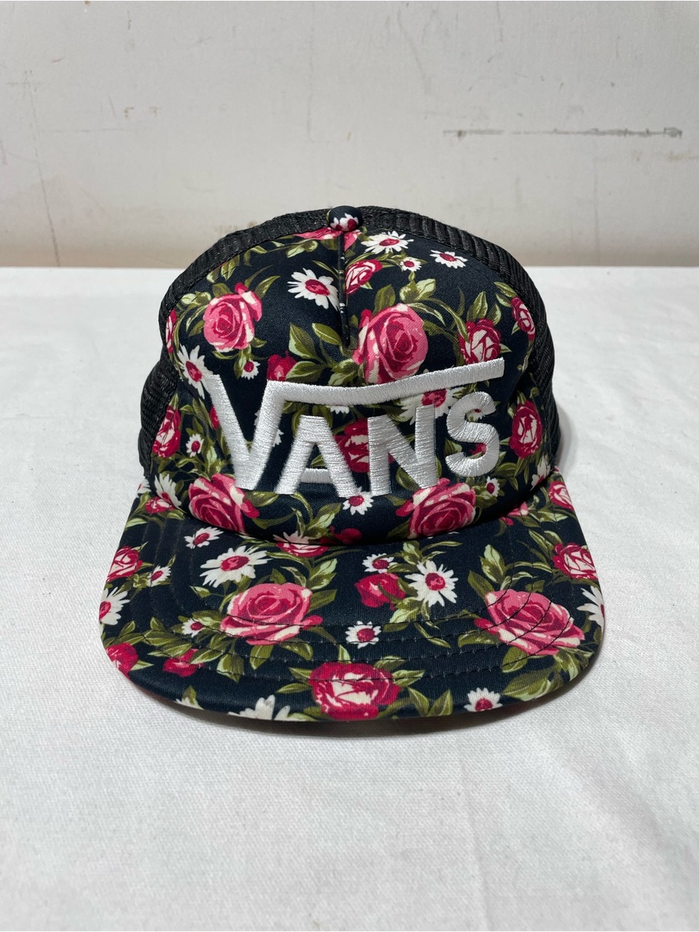 Vans Floral SnapBack Trucker Hat OSFM Skater Grunge Black Red Roses Embroidered